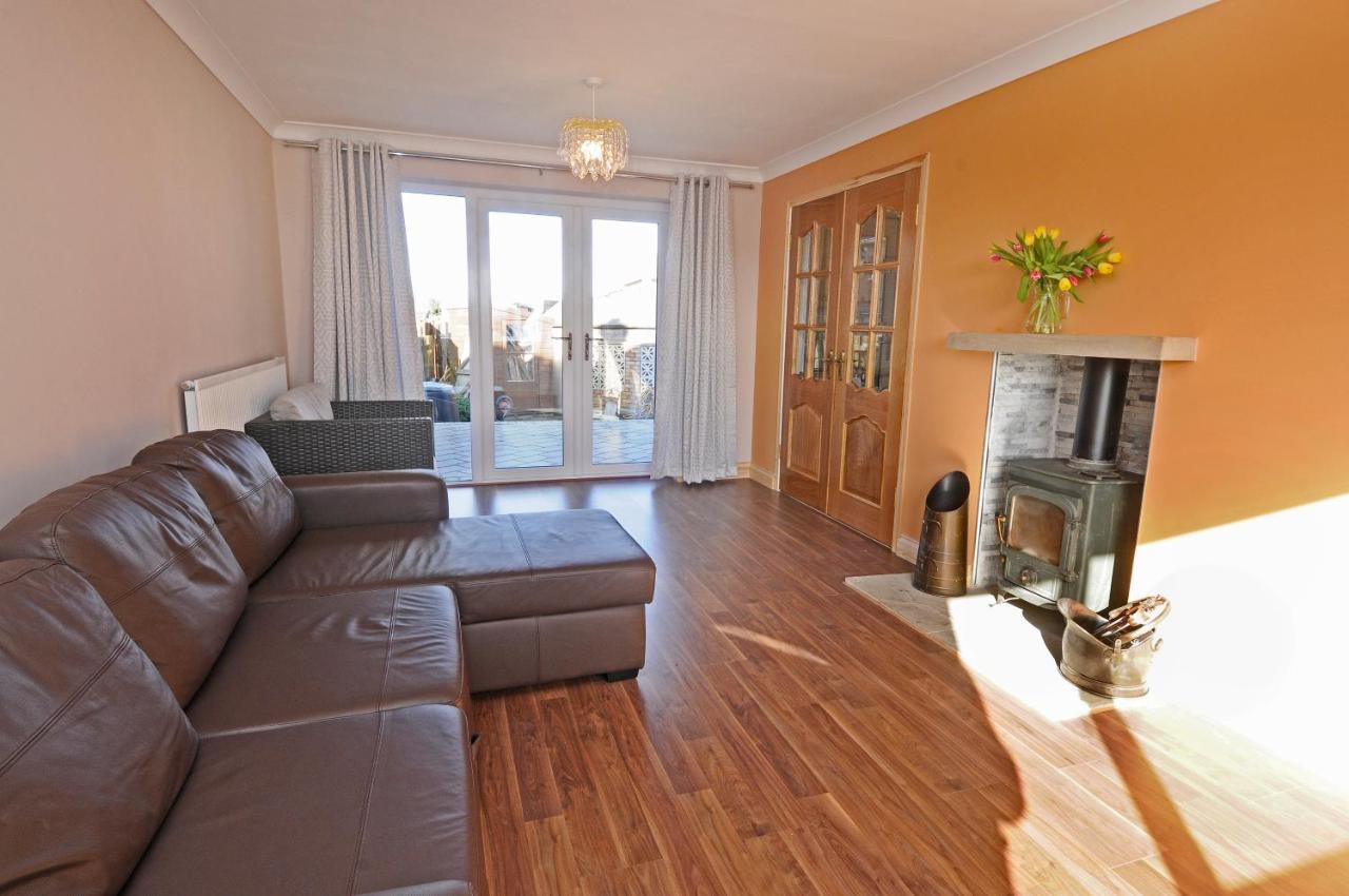 Whitby Spacious Rugby Field Cottage With Off-Street Parking And Ev Fast Point For Electric Cars מראה חיצוני תמונה
